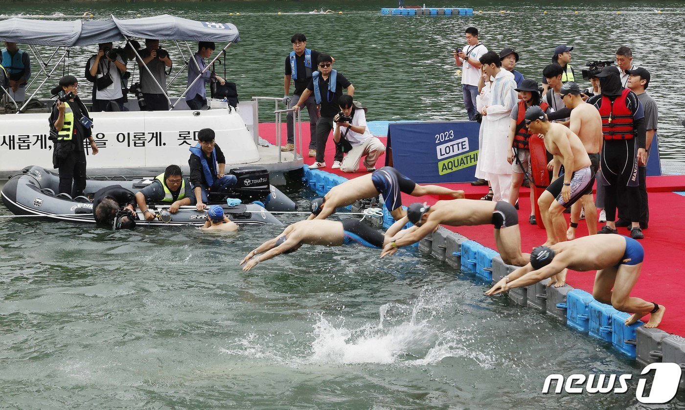 본문 이미지 - 16일 오전 서울 송파구 롯데월드타워 일대에서 열린 '2023 롯데 아쿠아슬론 대회'에 출전한 참가자들이 석촌호수에서 수영을 하고 있다. (공동취재) 2023.7.16/뉴스1 ⓒ News1 신웅수 기자