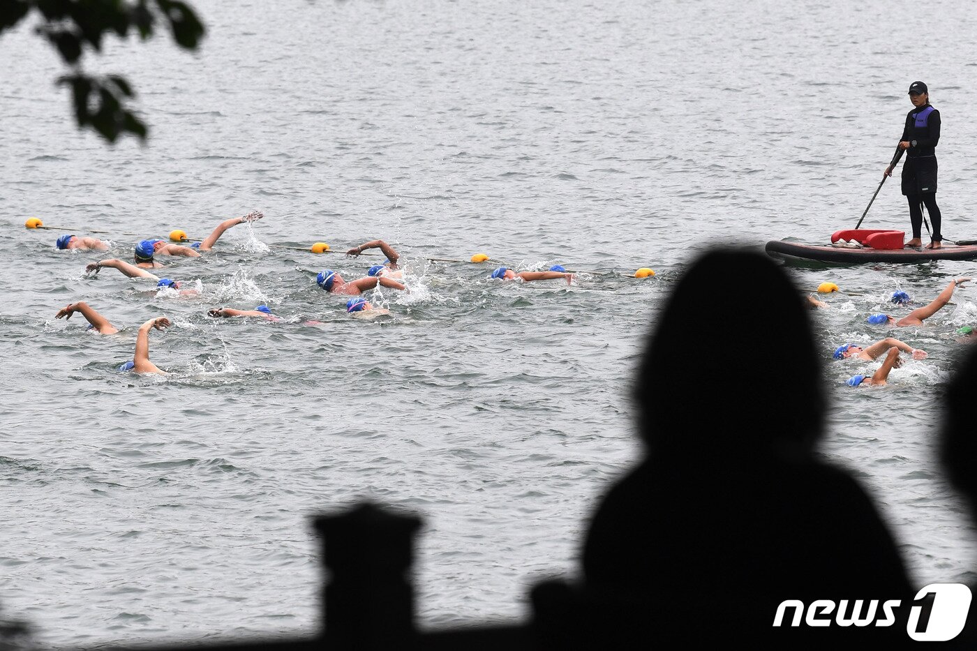 본문 이미지 - 16일 오전 서울 송파구 롯데월드타워 일대에서 열린 '2023 롯데 아쿠아슬론 대회'에 출전한 참가자들이 석촌호수에서 수영을 하고 있다. (공동취재) 2023.7.16/뉴스1 ⓒ News1 신웅수 기자