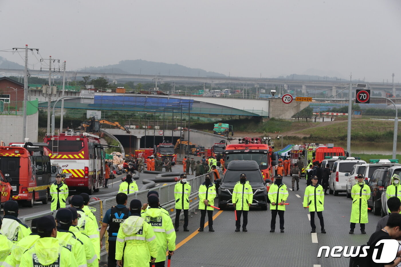 본문 이미지 - 16일 집중호우에 침수된 충북 청주시 오송읍 궁평2지하차도에서 군관구조대가 수색, 구조작업을 하고 있다. 2023.7.16/뉴스1 ⓒ News1 박세연 기자