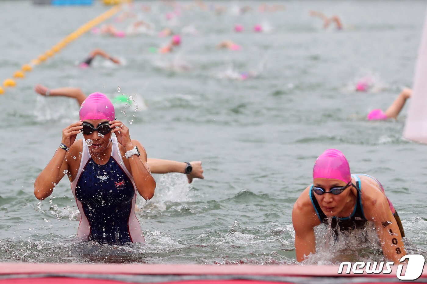 본문 이미지 - 16일 오전 서울 송파구 롯데월드타워 일대에서 열린 '2023 롯데 아쿠아슬론 대회'에 출전한 참가자들이 석촌호수에서 수영을 하고 있다. (공동취재) 2023.7.16/뉴스1 ⓒ News1 신웅수 기자