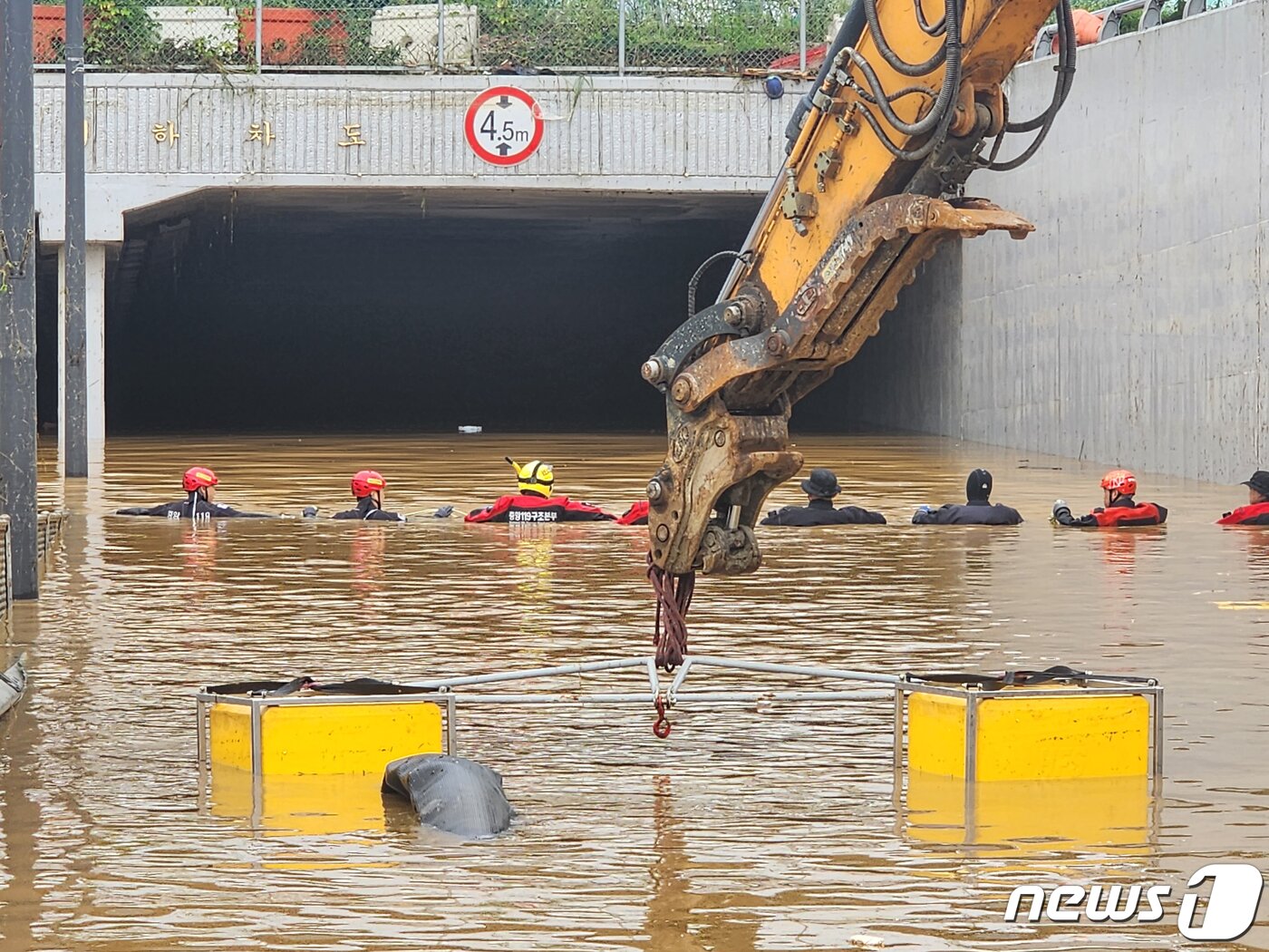 본문 이미지 - 7월16일 오전 미호천 제방 유실로 침수된 충북 청주시 오송읍 궁평지하차도에서 119 구조대가 수색 구조활동을 벌이고 있다. (소방청 제공) 2023.7.16/뉴스1