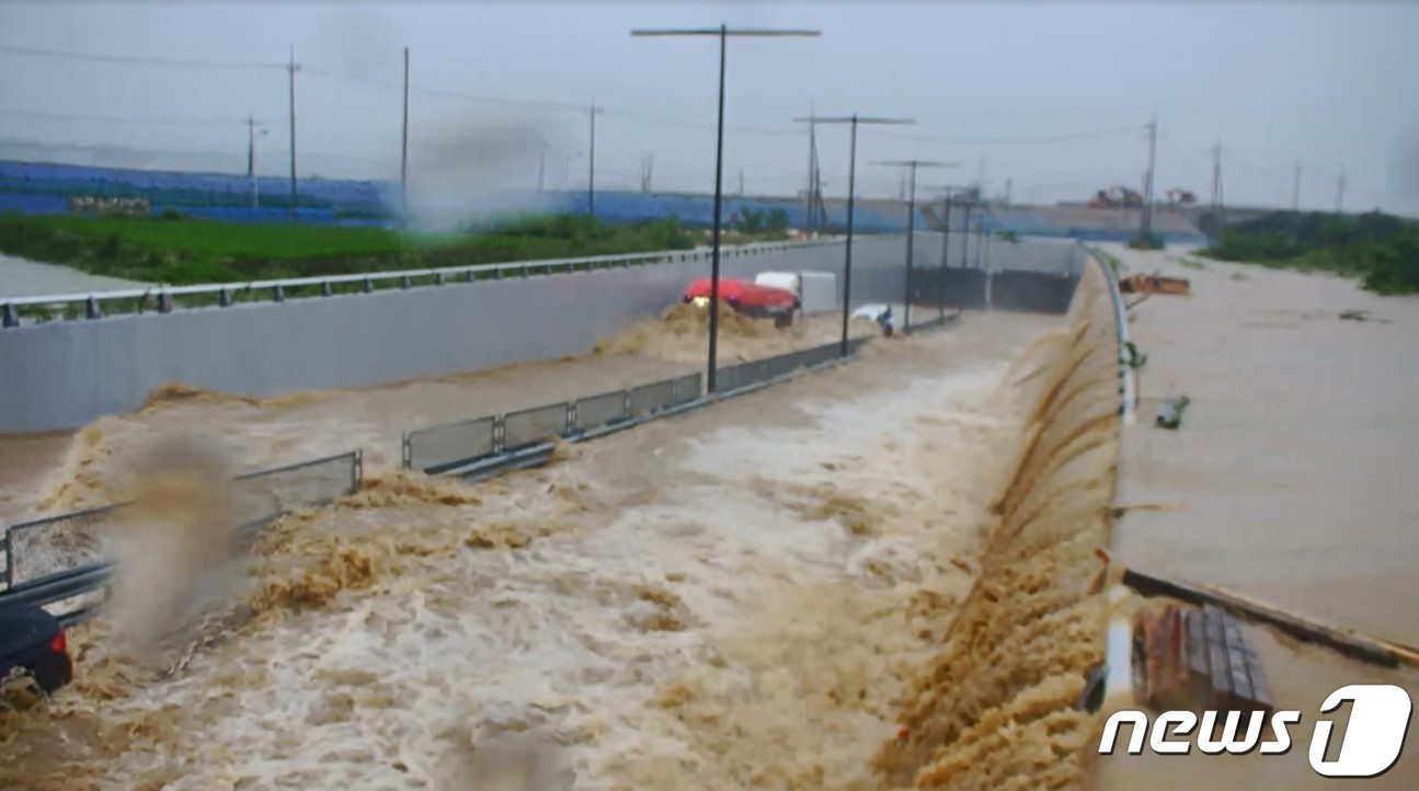 (청주=뉴스1) 박건영 기자 = 15일 폭우로 인해 침수되는 충북 청주시 오송궁평지하차도 .(충북도 제공).2023.07.16./뉴스1