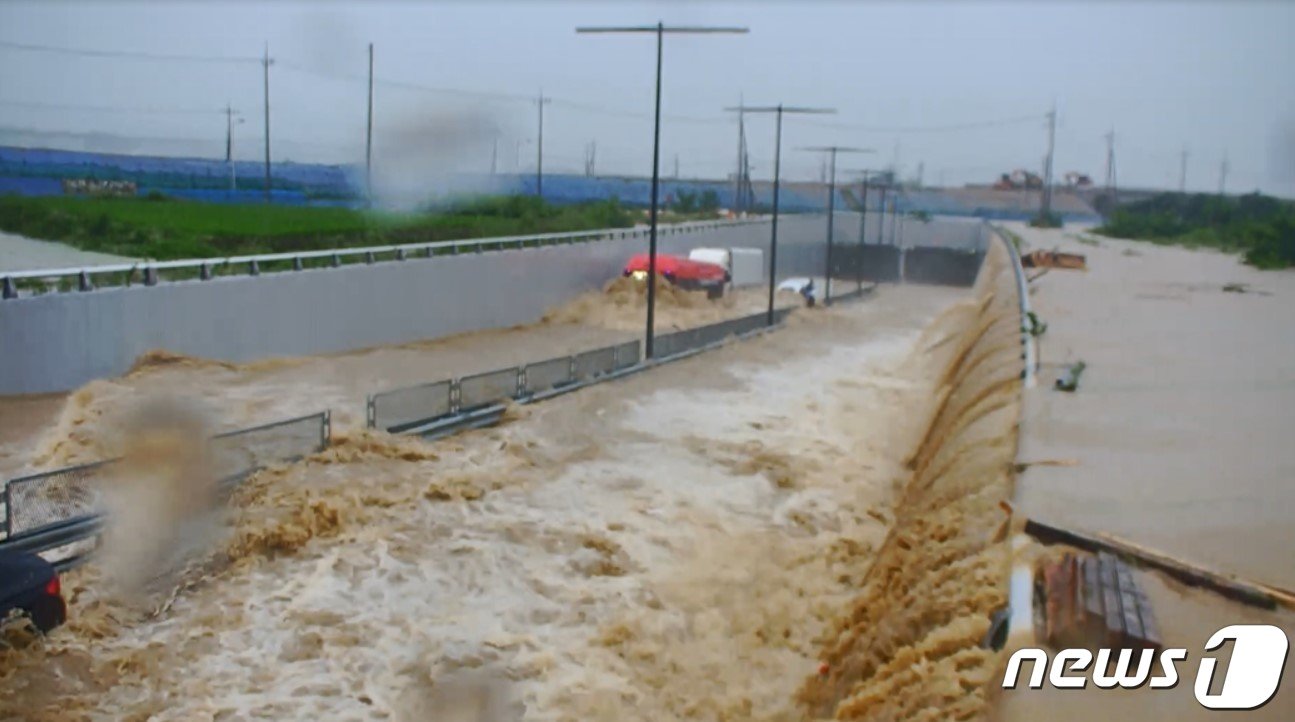 본문 이미지 - 15일 폭우로 인해 침수되는 충북 청주시 오송궁평지하차도/뉴스1
