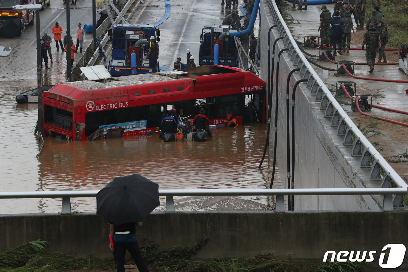 본문 이미지 - 16일 미호천 제방 유실로 침수된 충북 청주시 오송읍 궁평2지하차도에서 소방당국이 구조작업을 진행하고 있다. 2023.7.16/뉴스1 ⓒ News1 박세연 기자
