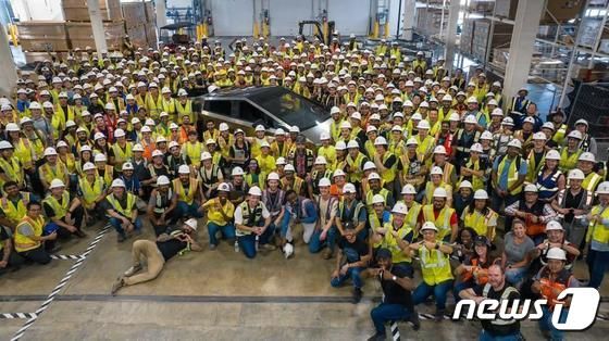 테슬라가 15일 사이버트럭 첫 차가 텍사스 오스틴 기가팩토리에서  출고됐다며 공장 직원들이 해당 차량을 둘러싸고 있는 모습을 트위터에 공개했다. 2023.07.15 © News1 최종일 기자