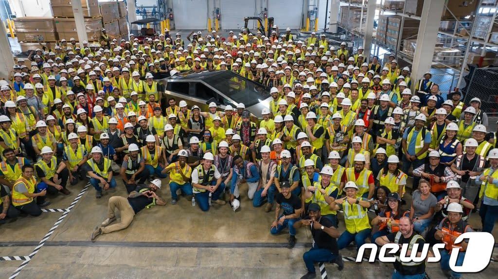본문 이미지 - 미국의 전기차 업체 테슬라가 15일(현지시간) 사이버트럭 첫 차가 텍사스 오스틴 인근에 있는 기가팩토리에서 만들어졌다면서 안전모를 쓴 공장 직원들이 해당 차량을 둘러싸고 있는 모습을 트위터에 올렸다. 2023.07.15 ⓒ News1 최종일 기자