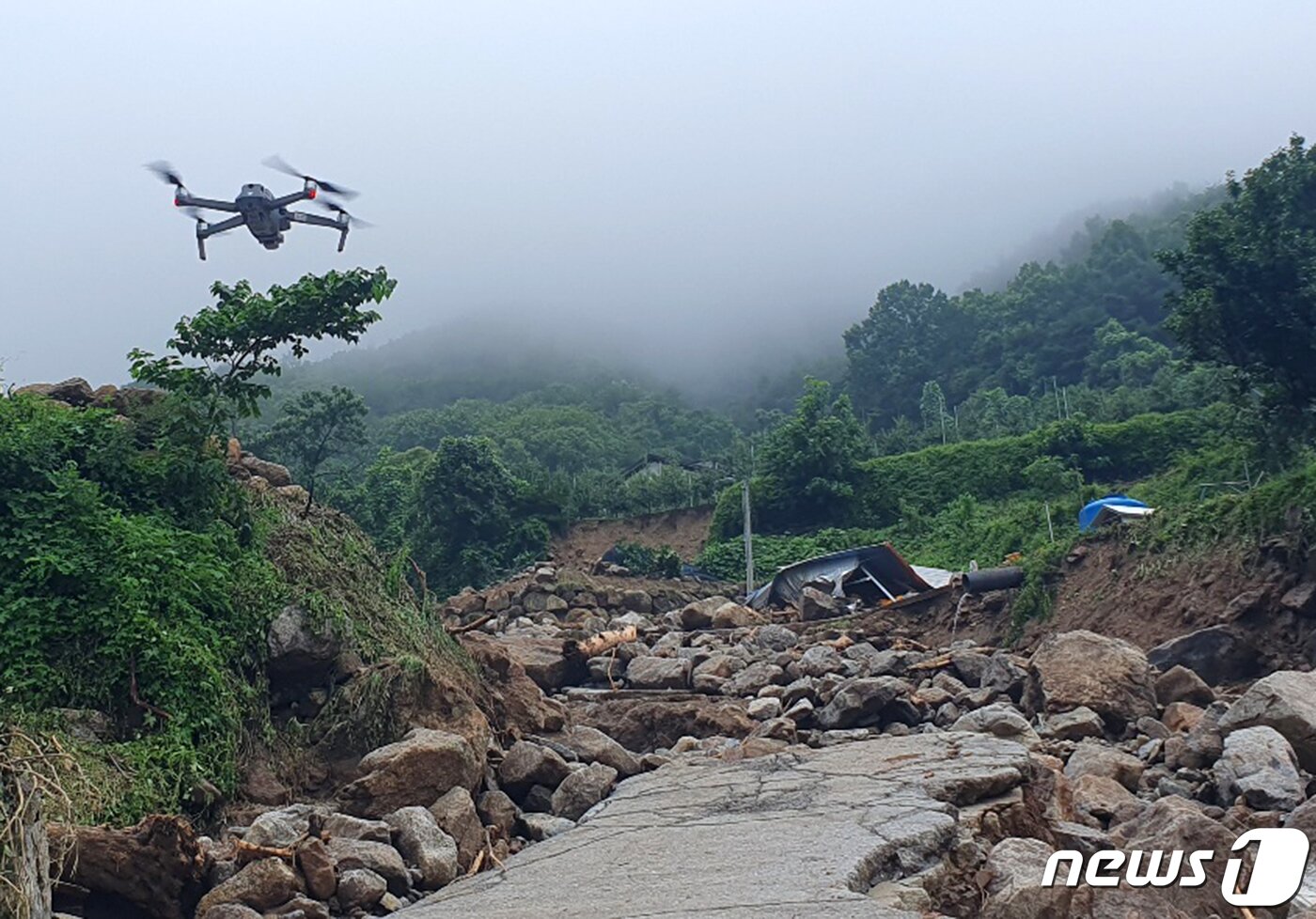 본문 이미지 - 16일 집중호우 피해가 발생한 경북 예천군 은풍면 금곡리 현장에서 경북소방본부 등 구조인력이 드론으로 실종자 수색을 하고 있다. 경북도와 경북소방본부에 따르면 이날 오전 6시 현재까지 사망 17명, 실종 9명, 부상 18명 등 44명의 인명피해가 난 것으로 잠정 집계됐다.(경북소방본부제공)2023.7.1 ⓒ News1 최창호 기자