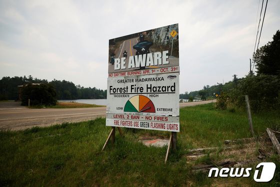 캐나다 온타리오주에서 '화재 위험' 안내 표지판이 설치돼 있다. 2023.06.07. © 로이터=뉴스1 © News1 정윤영 기자