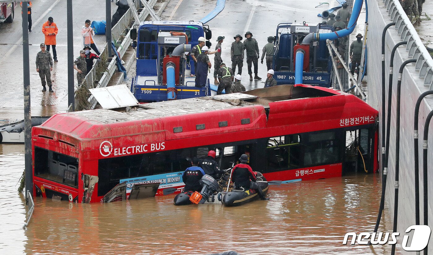 본문 이미지 - 16일 미호천 제방 유실로 침수된 충북 청주시 오송읍 궁평2지하차도에서 군과 소방당국이 구조작업을 하고 있다. 2023.7.16/뉴스1 ⓒ News1 박세연 기자