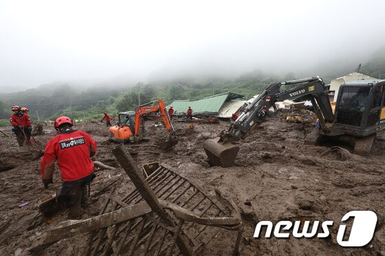 16일 오전 집중호우로 인해 산사태가 발생한 경북 예천군 효자면 백석리에서 119구조대 등 소방 당국이 실종자 수색작업을 진행하고 있다. 2023.7.16/뉴스1 © News1 공정식 기자