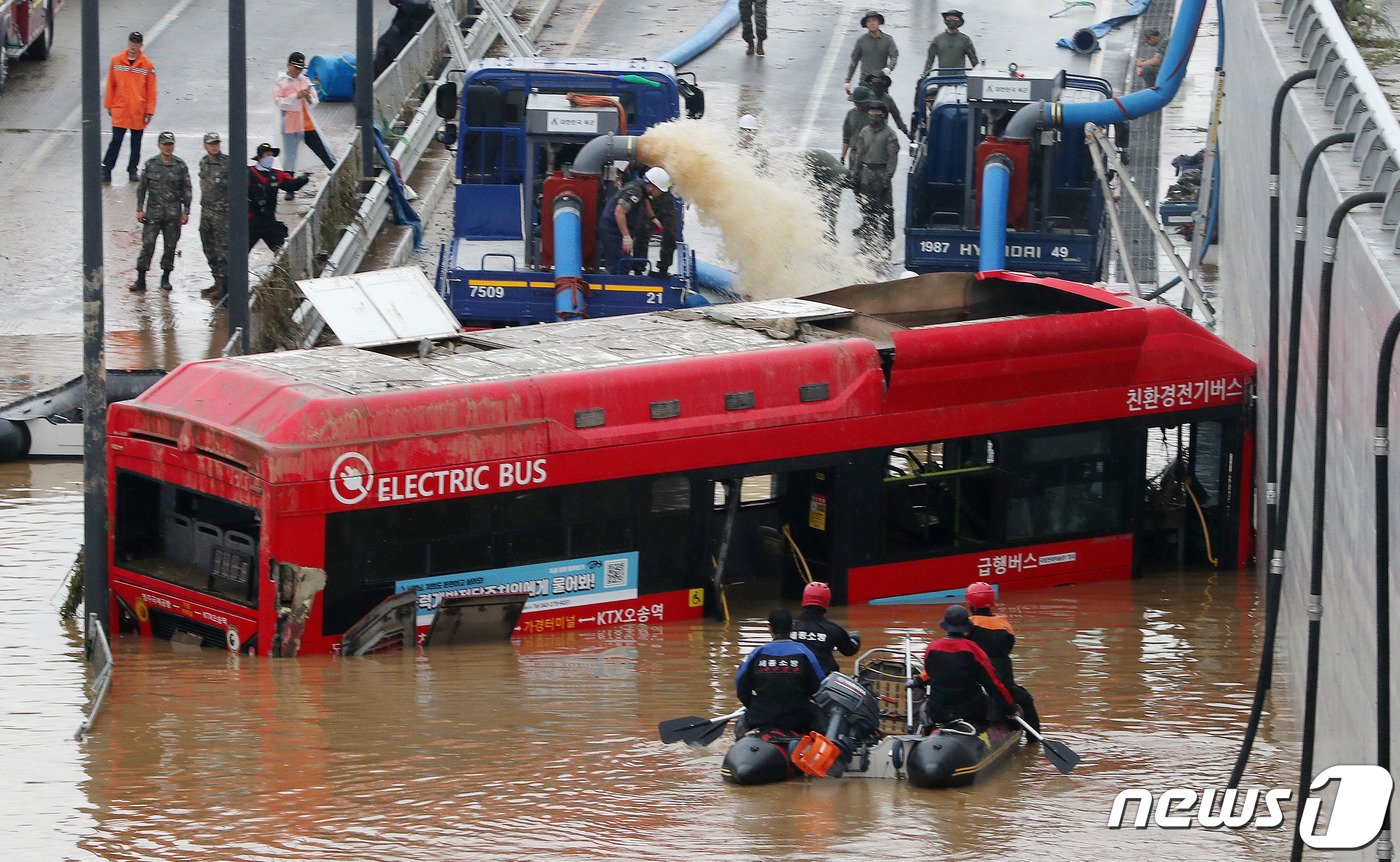 본문 이미지 - 지난 7월16일 미호천 제방 유실로 침수된 충북 청주시 오송읍 궁평2지하차도에서 군과 소방당국이 구조작업을 하고 있다. 2023.7.16/뉴스1 ⓒ News1 박세연 기자