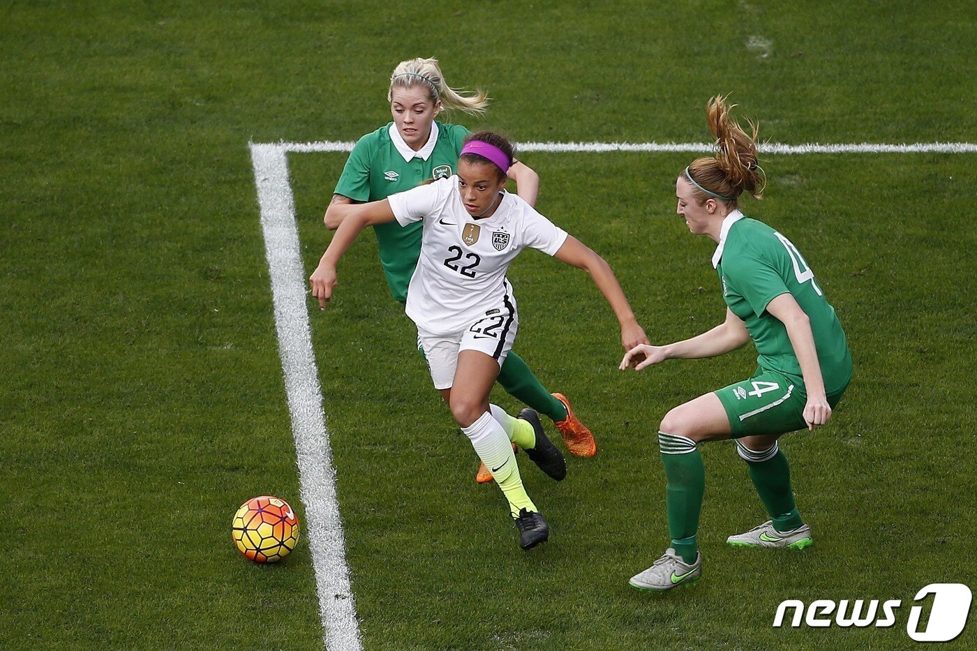 본문 이미지 - 아일랜드 여자 축구대표팀의 경기 모습 ⓒ AFP=뉴스1
