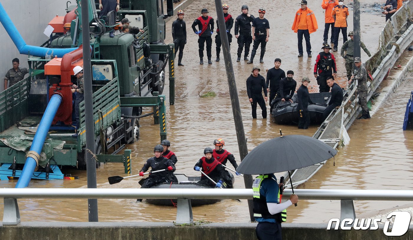 본문 이미지 - 사고가 난 충북 청주시 흥덕구 오송읍 궁평2지하차도에서 군과 소방당국이 수색, 구조작업을 하고 있다. 2023.7.16/뉴스1 ⓒ News1 박세연 기자