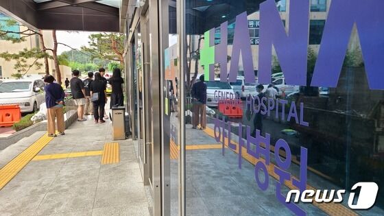 16일 충북 청주시 흥덕구 청주하나병원 앞에서 내원객들이 전날 발생한 오송읍 궁평2지하차도 침수 사고 실종자가 이송되는 모습을 지켜보고 있다.2023.7.16/© 뉴스1 © News1 박재원 기자