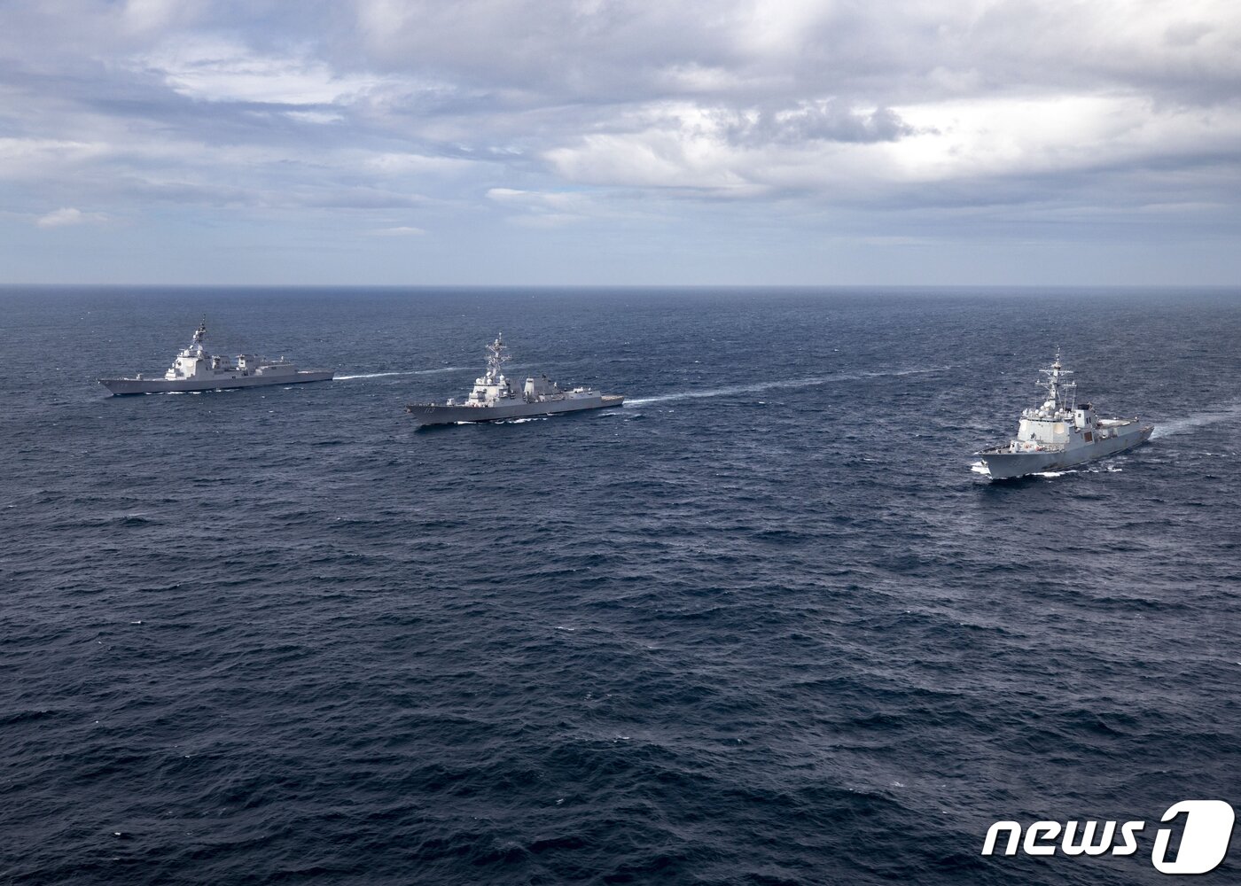 본문 이미지 - 한미 해군과 일본 해상자위대가 16일 동해 공해상에서 북한의 연이은 탄도미사일 발사 등 고도화되는 북한의 핵, 미사일 위협에 대응하기 위한 해상 미사일 방어훈련을 실시하고 있다. 오른쪽부터 한국 해군 이지스구축함 율곡이이함, 미국 해군 이지스구축함 존핀함, 일본 해상자위대 이지스구축함 마야함. (해군 제공) 2023.7.16/뉴스1
