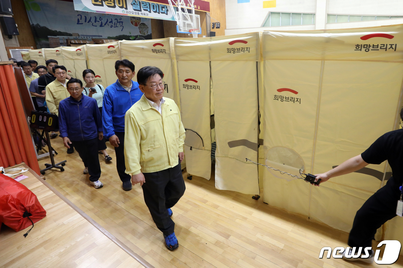 (괴산=뉴스1) 황기선 기자 = 이재명 더불어민주당 대표가 16일 오후 충북 괴산오성중학교에 마련된 괴산댐 월류 이재민 대피소에서 구호물품과 시설물을 살펴보고 있다.  2023.7 …