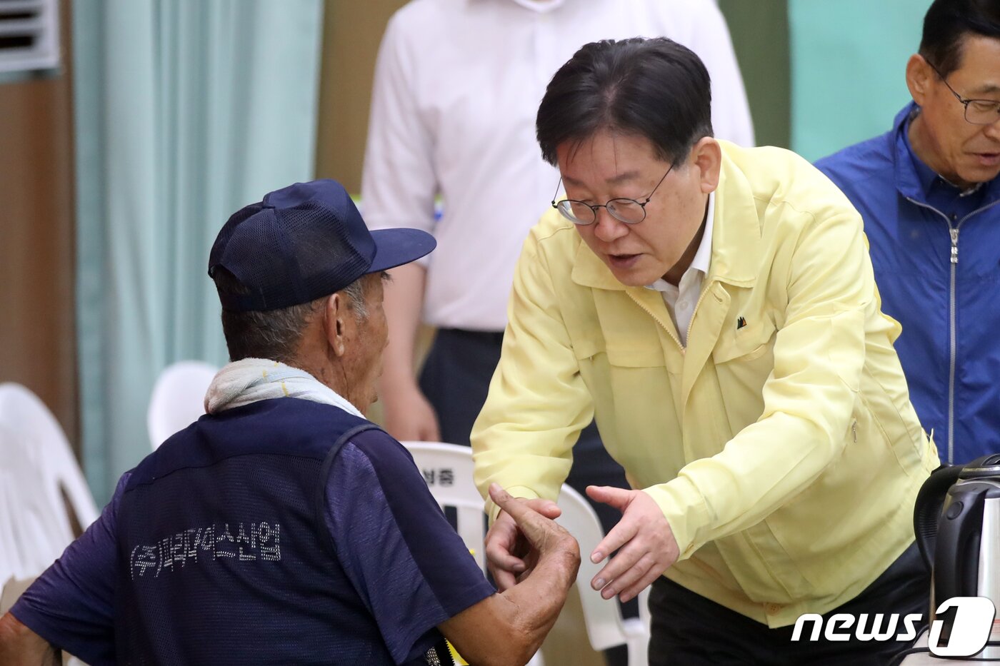 본문 이미지 - 이재명 더불어민주당 대표가 16일 오후 충북 괴산오성중학교에 마련된 괴산댐 월류 이재민 대피소에서 이재민을 위로하고 있다./뉴스1 ⓒ News1 황기선 기자
