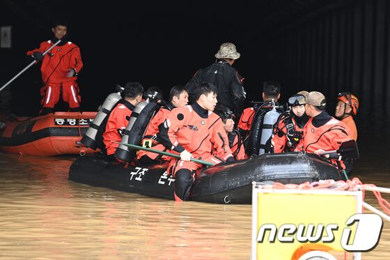 16일 공군 제6탐색구조전대 항공구조사들이 충북 청주시 오송읍 궁평리 지하차도에서 실종자 수색작전을 펼치고 있다. (공군 제공) 2023.7.16/뉴스1