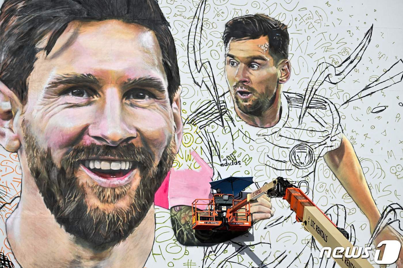 본문 이미지 - 직접 크레인을 타고 대형 초상화 작업에 힘을 보탰던 베컴 구단주. ⓒ AFP=뉴스1