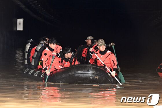 공군 제6탐색구조전대 항공구조사들이 충북 청주시 오송읍 궁평리 지하차도로 실종자 수색작전 후 복귀하고 있다. (공군 제공) 2023.7.16./뉴스1