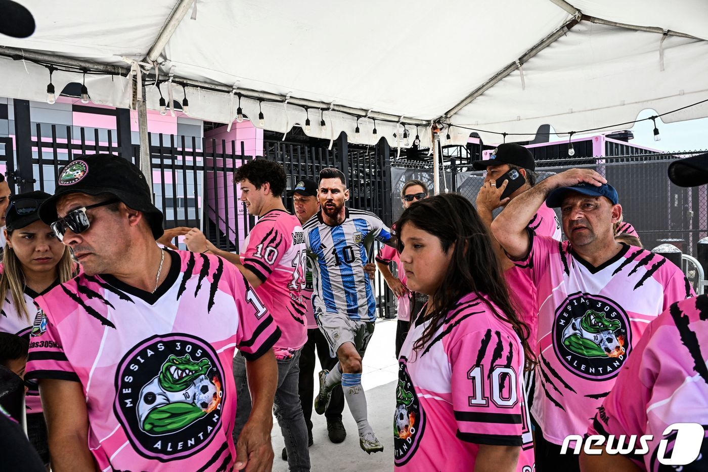 본문 이미지 - 메시를 기다리는 인터 마이애미 팬들 ⓒ AFP=뉴스1