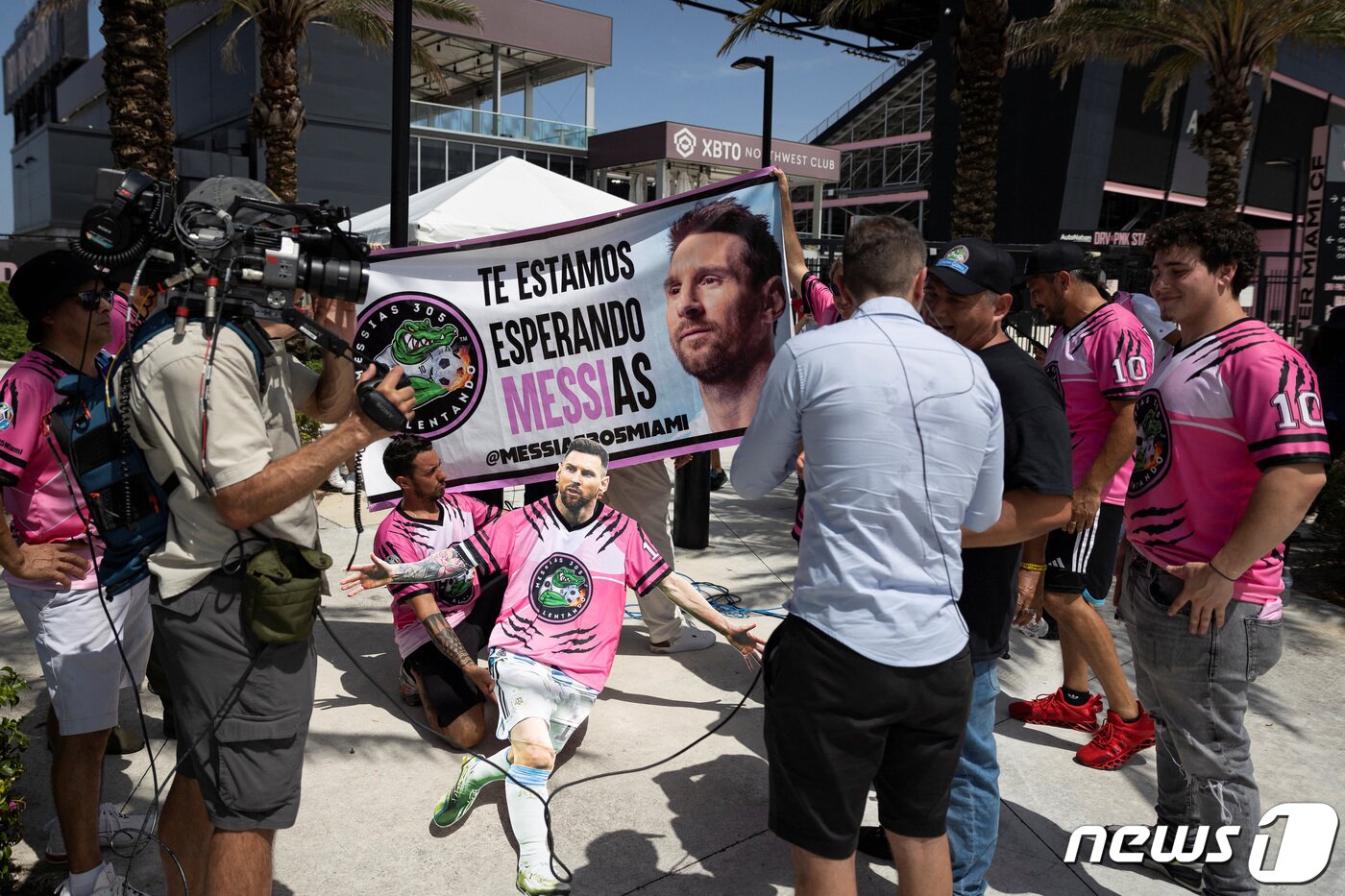 본문 이미지 - 메시를 환영한 인터 마이애미 팬들. ⓒ 로이터=뉴스1