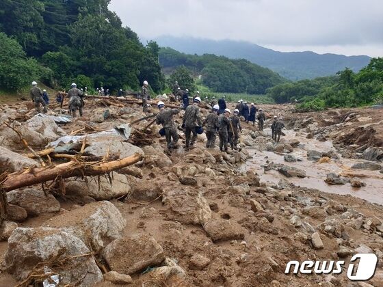 공군 제16전투비행단 장병들이 지역 소방과 공조하여 경북 예천군 감청면 일대에서 실종자 수색작전을 펼치고 있다. (공군 제공) 2023.7.16./뉴스1