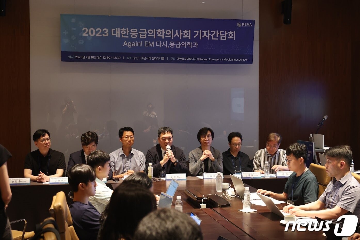 본문 이미지 - 대한응급의학의사회가 16일 서울 용산구 용산드래곤시티 친타마니홀에서 열린 2023 응급의학의사회 학술대회의 일환으로 기자회견을 열고 있다(대한응급의학의사회 제공)