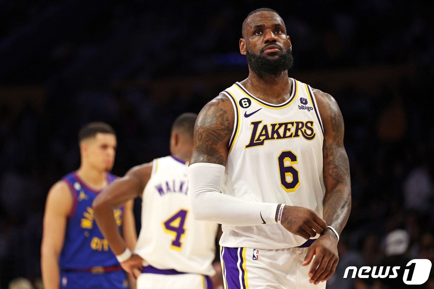 본문 이미지 - 2022-23시즌 6번을 달았던 르브론 제임스. ⓒ AFP=뉴스1