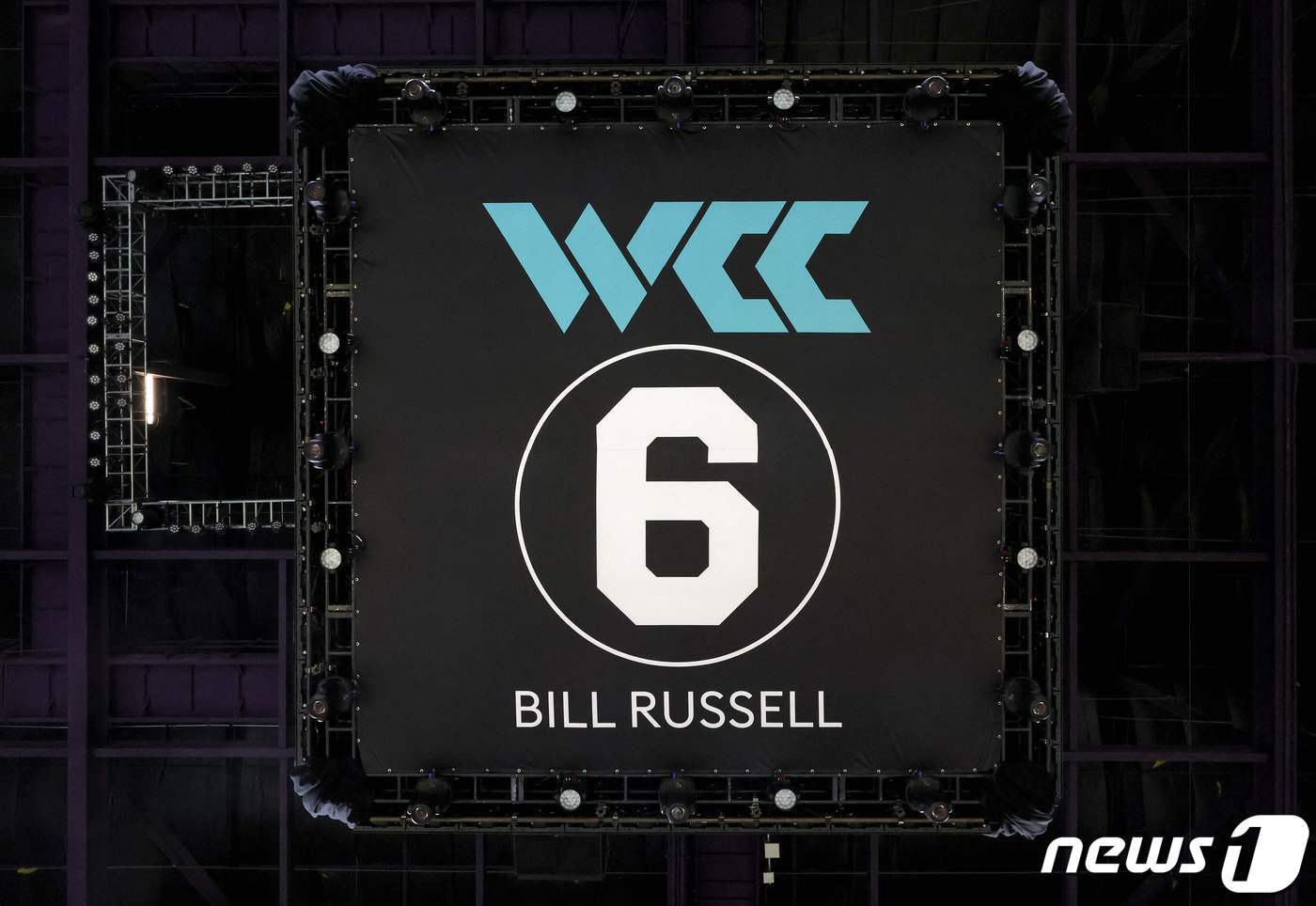 본문 이미지 - 영구 결번이 된 빌 러셀의 6번. ⓒ AFP=뉴스1