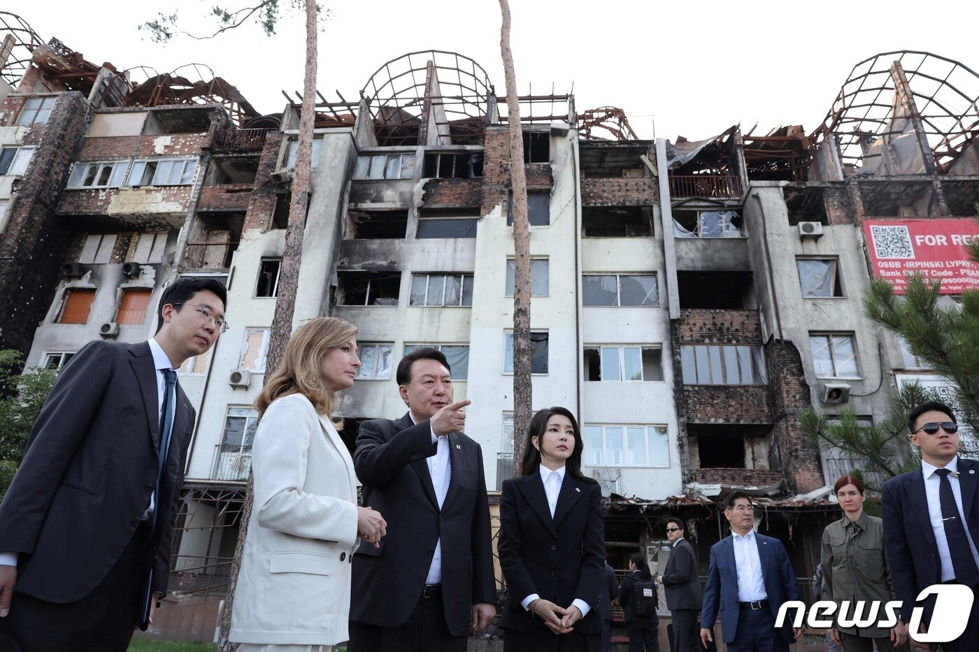 본문 이미지 - 윤석열 대통령(왼쪽 세번째_과 부인 김건희 여사(왼쪽 네번째)가 지난 15일(현지시간) 우크라이나 키이우 인근 이르핀의 미사일 폭격 현장을 살펴 보고 있다. 2023.7.16 ⓒ AFP=뉴스1 ⓒ News1 우동명 기자