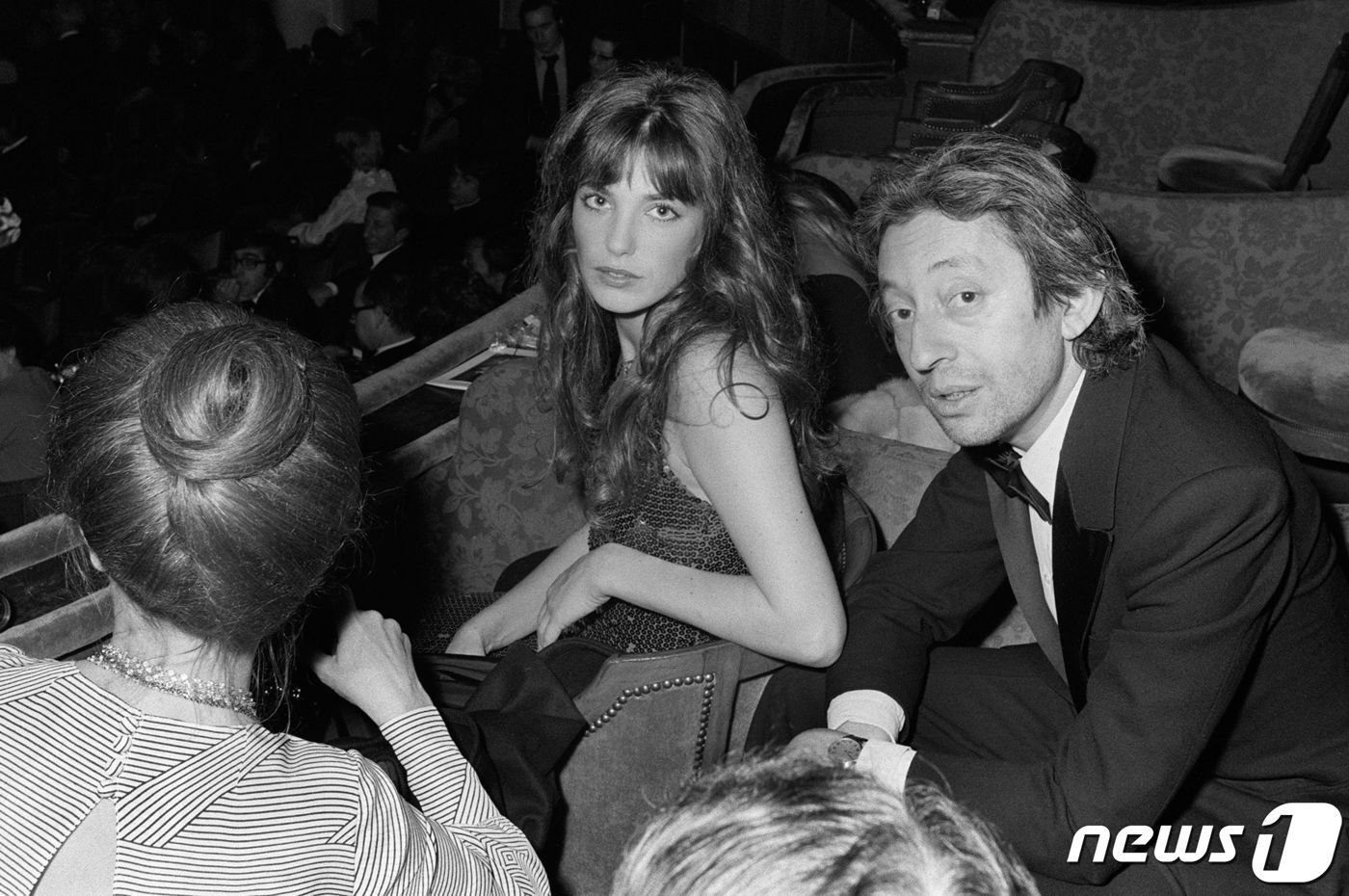 본문 이미지 - 배우 겸 가수인 제인 버킨(중간)이 자신의 배우자였던 세르주 갱스부르와 촬영한 사진. 1973.12.13. ⓒ AFP=뉴스1 ⓒ News1 정윤영 기자