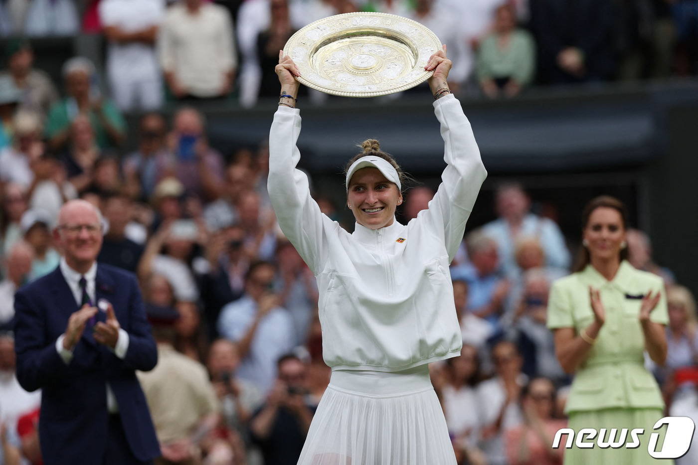 (AFP=뉴스1) = 마르케타 본드로우쇼바(체코)가 15일(현지시각) 영국 런던에서 열린 윔블던 테니스 대회 여자 단식 결승서 윔블던 사상 가장 낮은 랭킹(42위)으로 우승을 거둔 …