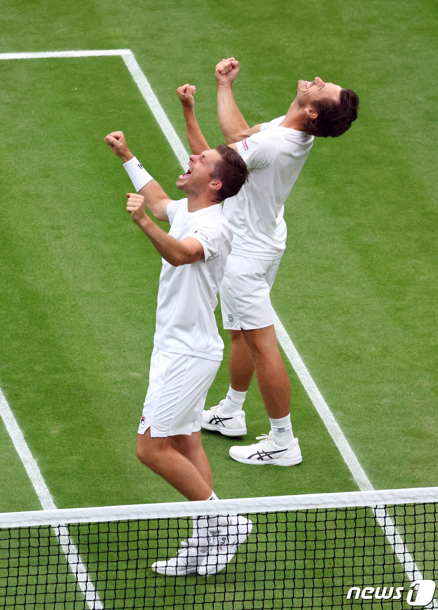 (런던 로이터=뉴스1) 우동명 기자 = 네덜란드의 웨슬리 쿨호프와 영국의 닐 스컵스키가 15일(현지시각) 런던에서 열린 윔블던 테니스 대회 남자 복식서 우승을 한 뒤 기뻐하고 있다 …