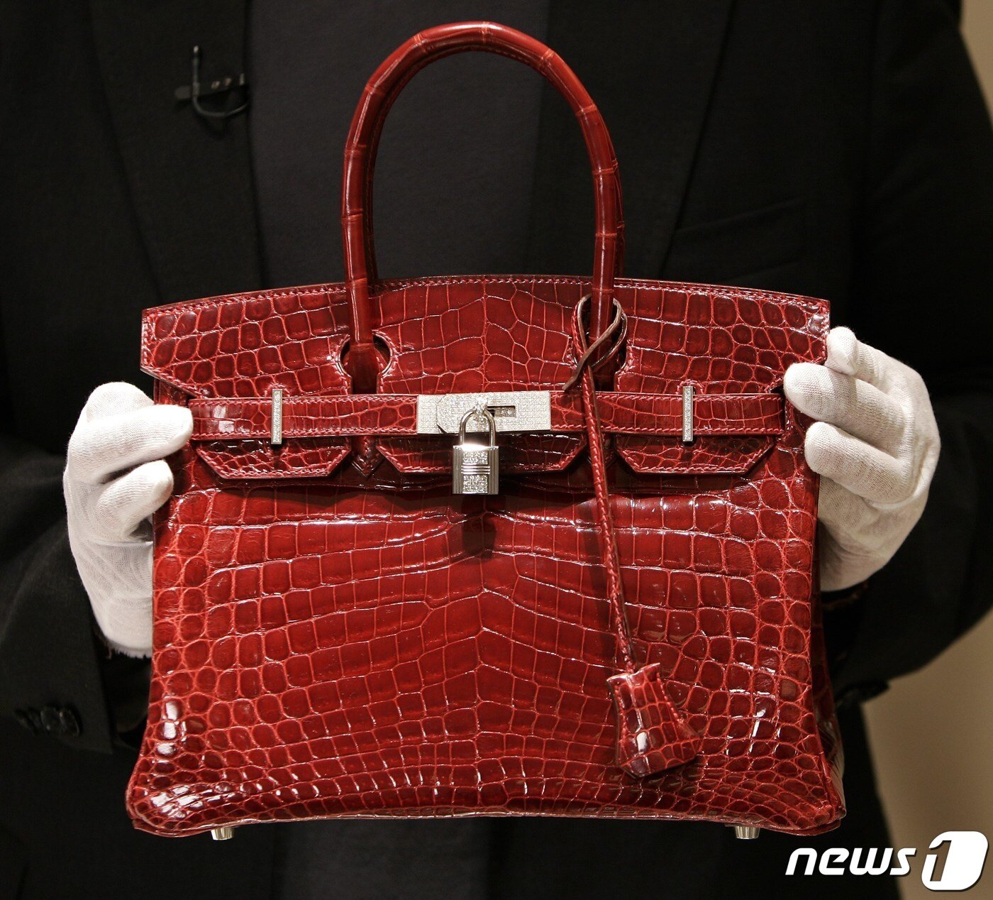본문 이미지 - 2007년 뉴욕의 한 경매장에서 팔린 에르메스 버킨 가방. 당시 해당 버킨백은 12만 9000 달러, 한화 1억6500만원에 판매됐다. ⓒ AFP=뉴스1 ⓒ News1 정윤영 기자