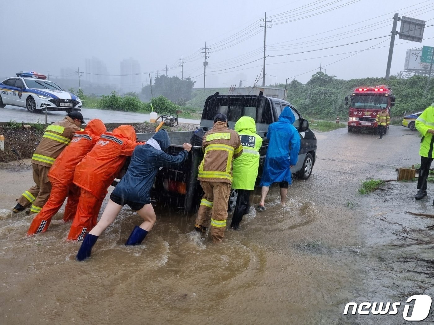 16일 오후 3시50분께 기장군 일광읍 한 굴다리를 지나던 차량 1대가 불어난 물에 침수돼 안전 조치가 이뤄지고 있다.&#40;부산소방재난본부 제공&#41;