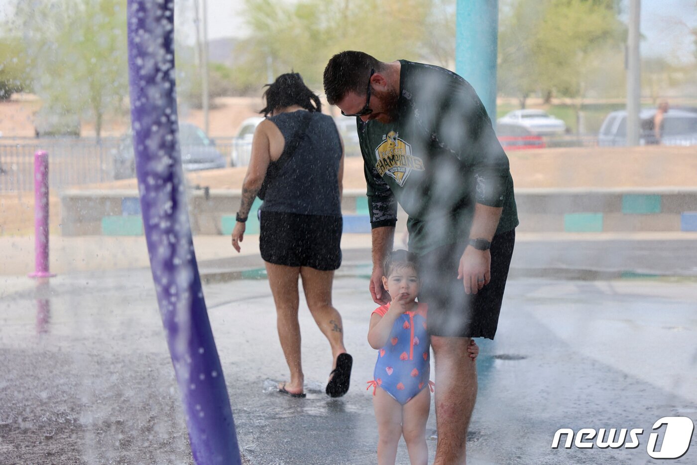 본문 이미지 - 16일(현지시간) 미국 피닉스에서 무더위에 지친 시민들이 분수대로 대피해 더위를 식히고 있다. ⓒ 로이터=뉴스1 ⓒ News1 이유진 기자