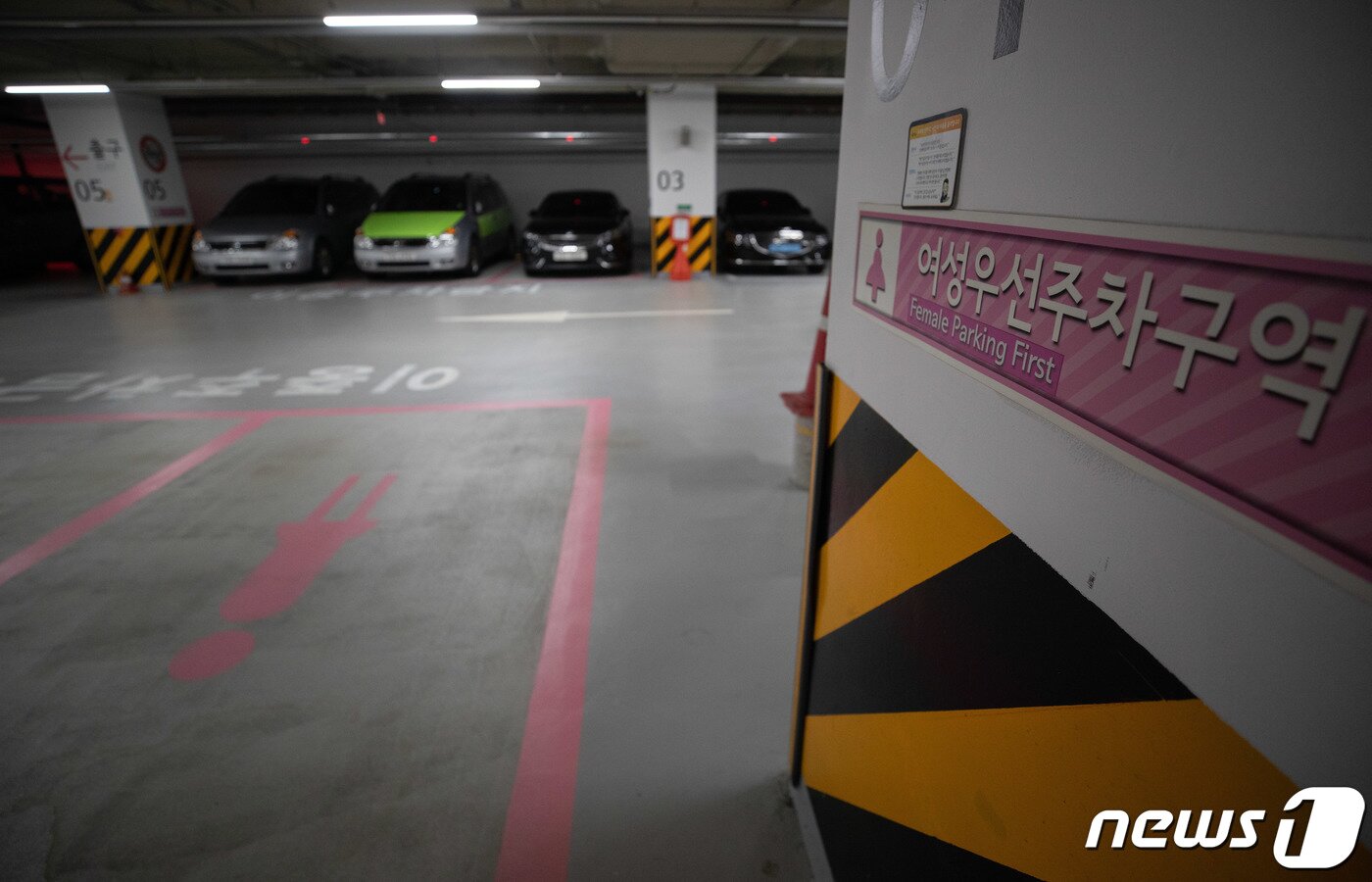 본문 이미지 - 17일 오전 서울 중구 서울시청 내 여성우선주차장 주차구획의 모습. 2023.7.17/뉴스1 ⓒ News1 이재명 기자