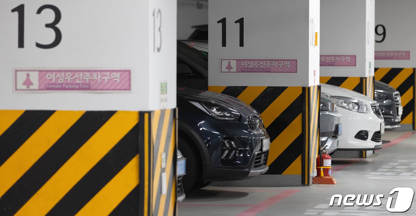 본문 이미지 - 17일 오전 서울 중구 서울시청 내 여성우선주차장 주차구획의 모습. 2023.7.17/뉴스1 ⓒ News1 이재명 기자
