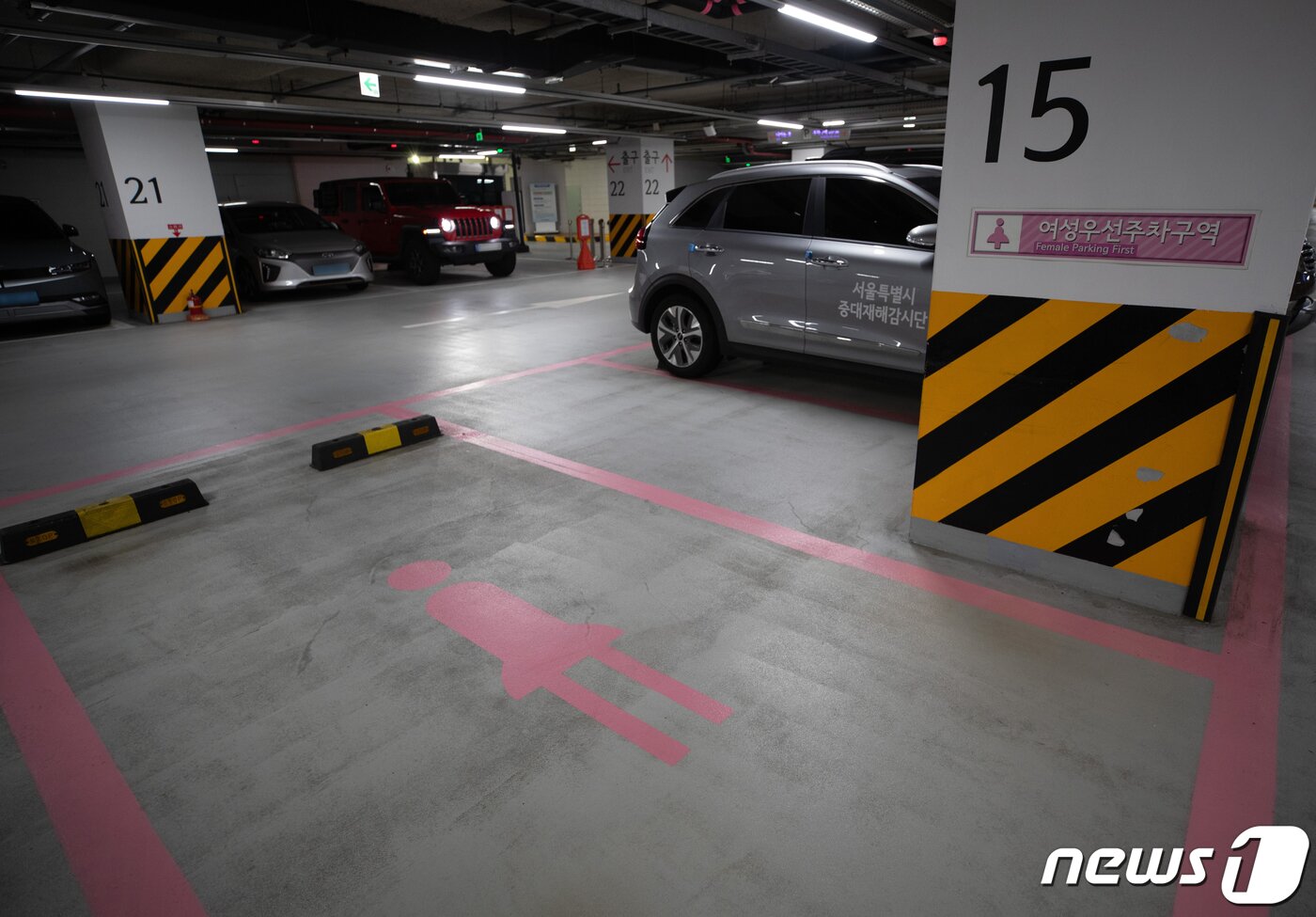 본문 이미지 - 17일 오전 서울 중구 서울시청 내 여성우선주차장 주차구획의 모습. 2023.7.17/뉴스1 ⓒ News1 이재명 기자