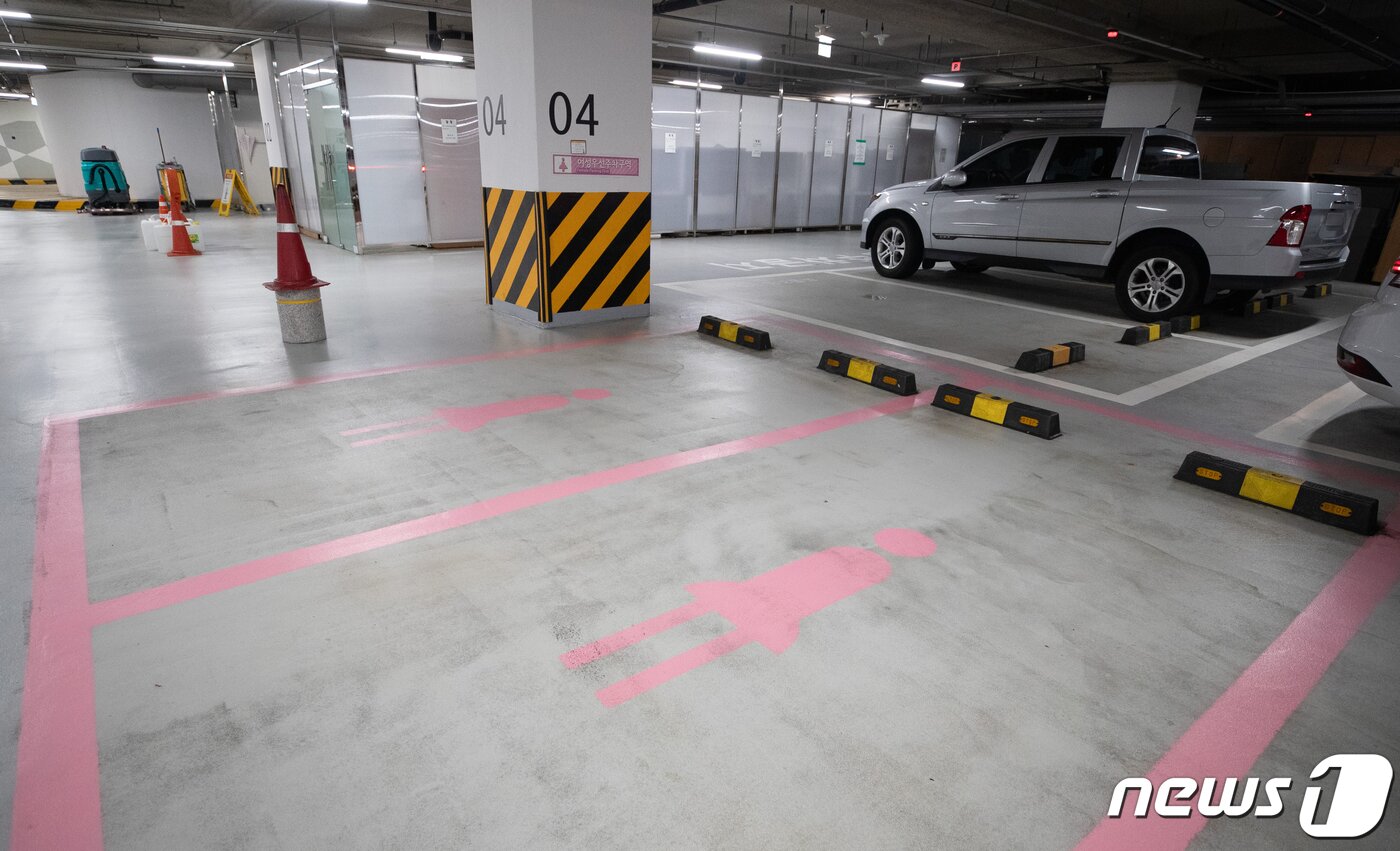 본문 이미지 - 17일 오전 서울 중구 서울시청 내 여성우선주차장 주차구획의 모습. 2023.7.17/뉴스1 ⓒ News1 이재명 기자