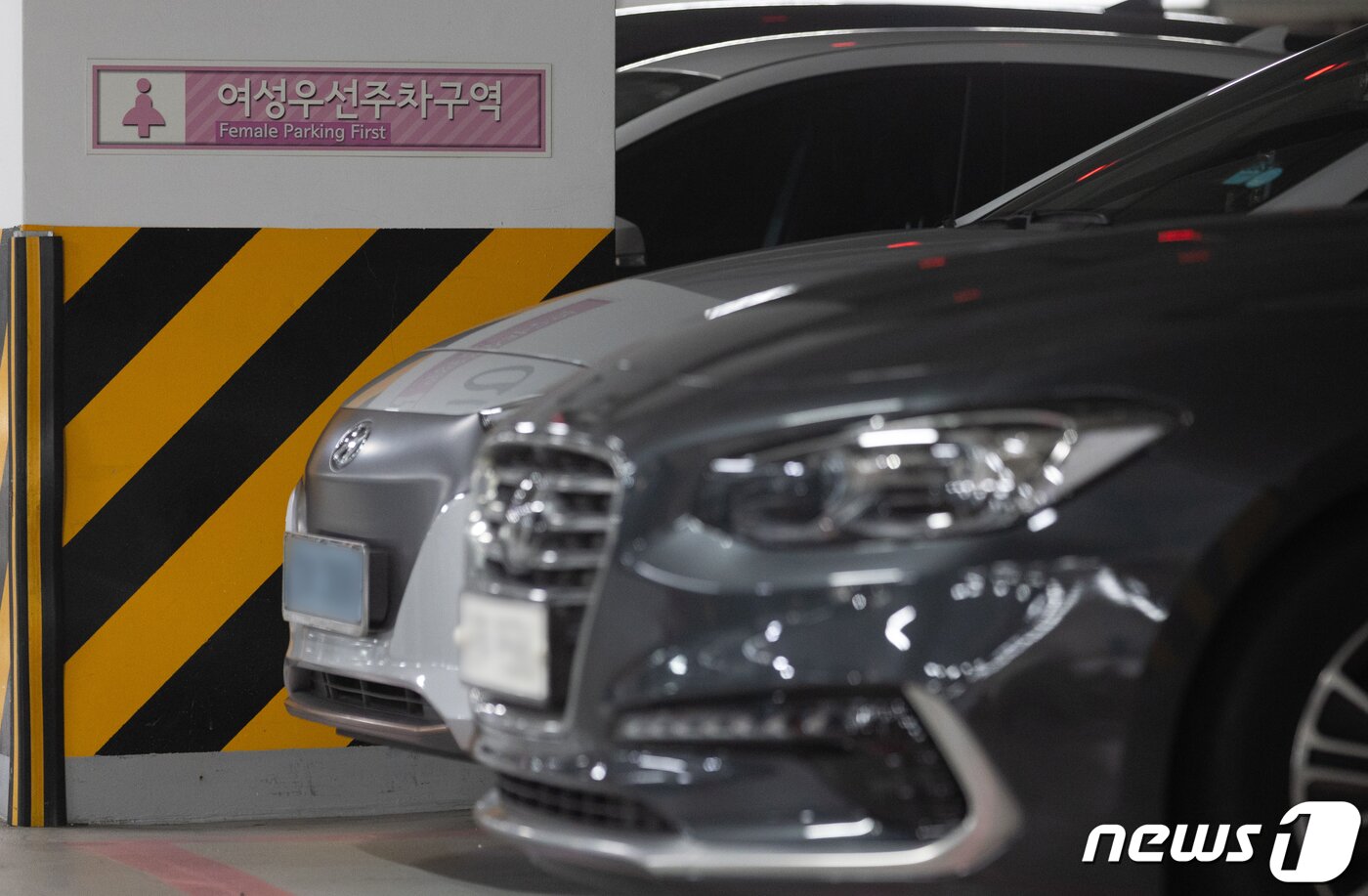 본문 이미지 - 17일 오전 서울 중구 서울시청 내 여성우선주차장 주차구획의 모습. 2023.7.17/뉴스1 ⓒ News1 이재명 기자