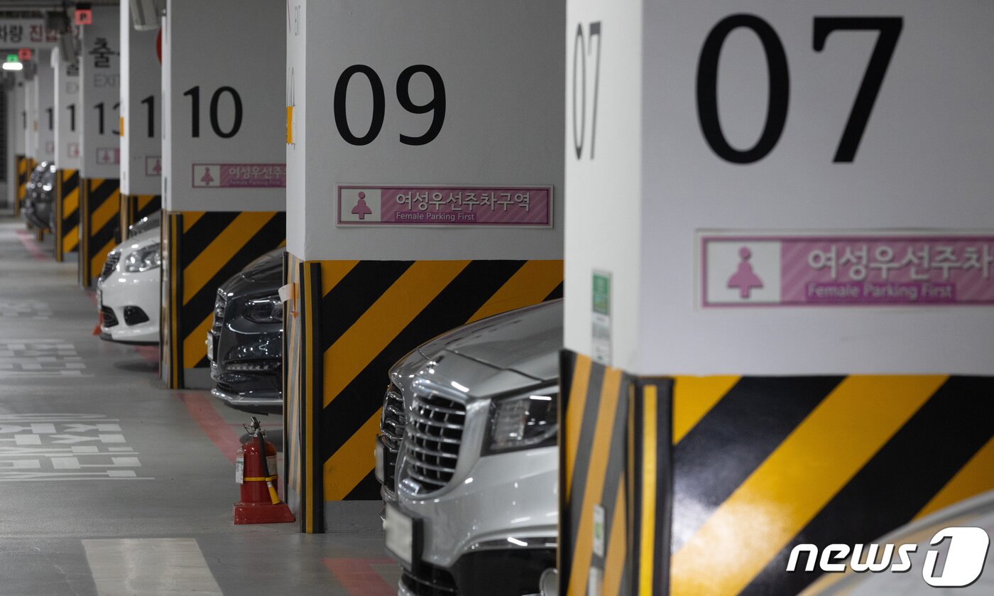 본문 이미지 - 17일 오전 서울 중구 서울시청 내 여성우선주차장 주차구획의 모습. 2023.7.17/뉴스1 ⓒ News1 이재명 기자