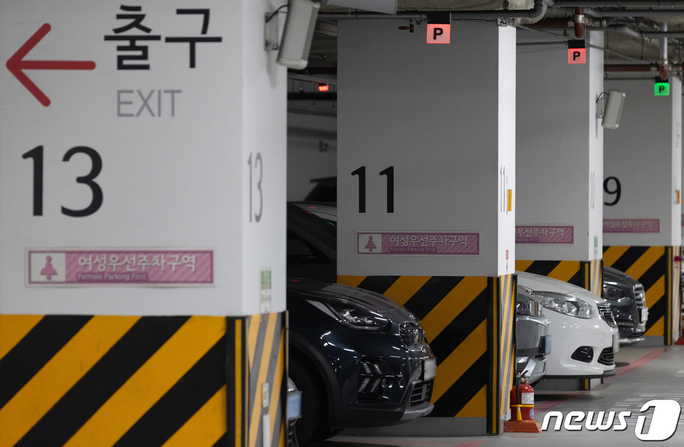 (서울=뉴스1) 이재명 기자 = 서울의 공공시설과 대형시설에 마련됐던 ‘여성우선주차장’이 14년 만에 사라진다.17일 서울시에 따르면 여성우선주차장 주차구획을 ‘가족배려주차장’ 주 …