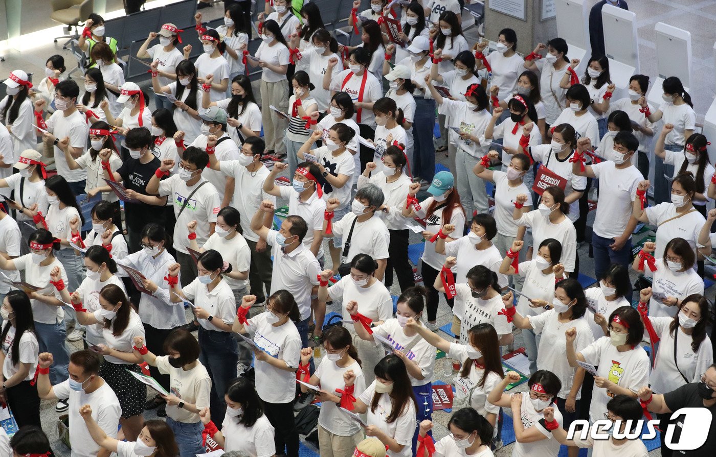 본문 이미지 - 경기지역 일부 병원이 지난주 총파업에 이어 내주에도 개별 파업에 나선 17일 오전 경기 수원시 영통구 아주대학교병원 로비에서 조합원들이 전면 파업 출정식을 하고 있다. 2023.7.17/뉴스1 ⓒ News1 김영운 기자