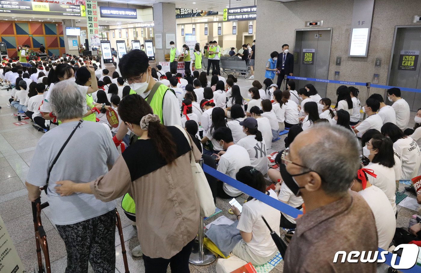 본문 이미지 - 경기지역 일부 병원이 지난주 총파업에 이어 내주에도 개별 파업에 나선 17일 오전 경기 수원시 영통구 아주대학교병원 로비에서 조합원들이 전면 파업 출정식을 하고 있다.  2023.7.17/뉴스1 ⓒ News1 김영운 기자