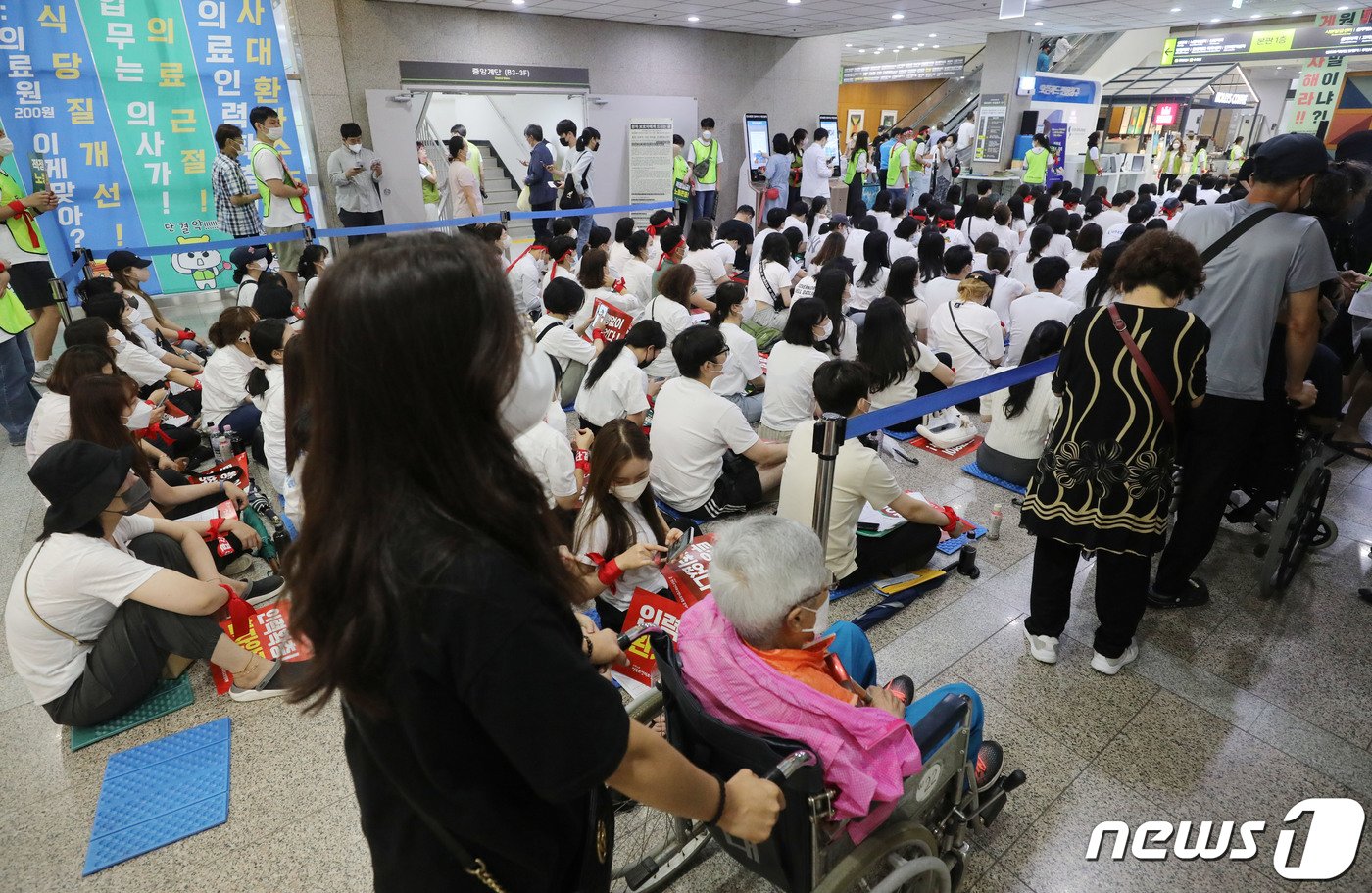 본문 이미지 - 경기지역 일부 병원이 지난주 총파업에 이어 내주에도 개별 파업에 나선 17일 오전 경기 수원시 영통구 아주대학교병원 로비에서 조합원들이 전면 파업 출정식을 하고 있다. 2023.7.17/뉴스1 ⓒ News1 김영운 기자