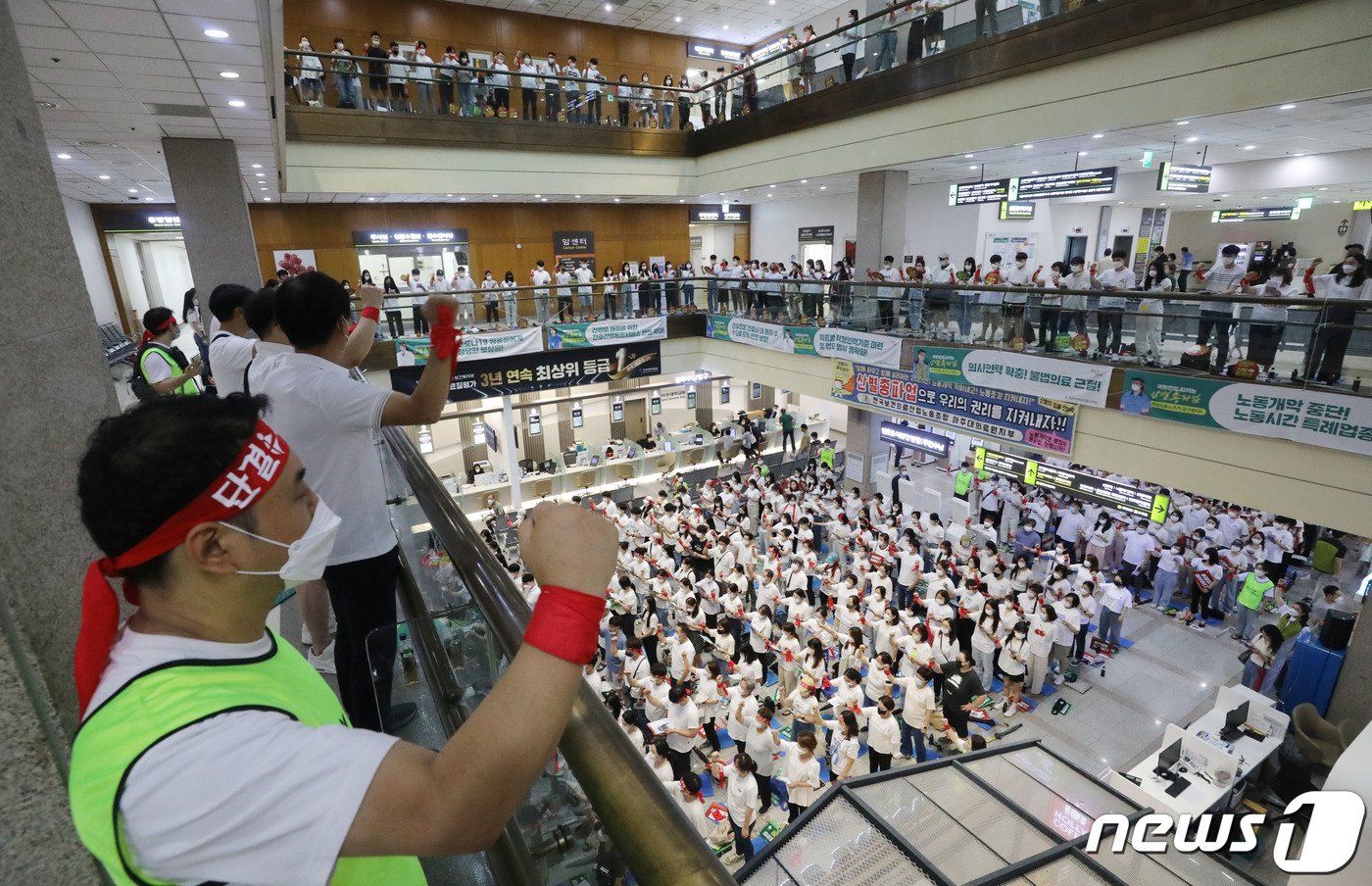 본문 이미지 - 경기지역 일부 병원이 지난주 총파업에 이어 내주에도 개별 파업에 나선 17일 오전 경기 수원시 영통구 아주대학교병원 로비에서 조합원들이 전면 파업 출정식을 하고 있다. 2023.7.17/뉴스1 ⓒ News1 김영운 기자