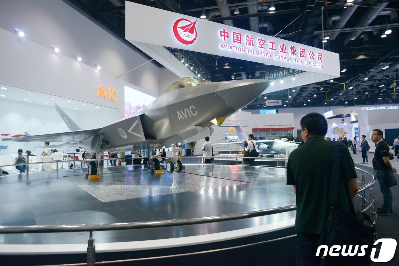 본문 이미지 - 중국항공산업(AVIC)이 지난 2015년 베이징에서 열린 베이징국제항공엑스포에서 운영했던 부스의 모습. 2015.9.17 ⓒ AFP=뉴스1 ⓒ News1 강민경 기자