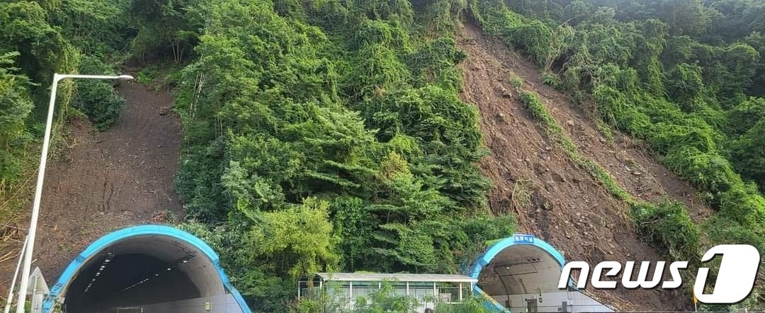 충북 보은군 산외면 봉계터널 일대 산사태 현장 모습. &#40;독자 제공&#41; /뉴스1 